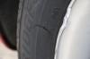 Mg csak 14 ezer kilomtert mentem a Scnickel, m volt kalandom vele bven, nyron pldul az egyik szinte j Bridgestone abroncs oldalfalba hastott egy csaknem lthatatlan vasti soromptalapzat. A gumi ersnek bizonyult, csak a felni pereme trtt, az is javthat volt