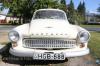 Az 1965 ben kszlt csodban autzni ugyanis valban lmny miutn sikerl beszuszakolnunk magunkat a hts lsre A c oszlop ugyanis meglehetsen meredeken dl az aut orra fel gy aztn mg a hozzm hasonl kisembereknek is ssze kell hzniuk magukat ha lvezni akarjk a tgas bels tr s a szles puha lsek knyelmt S ha ennyi luxus mg nem elg jobbrl s balrl is nyithat pillangablakra lel az utas ami a mai autkbl sajnlatos mdon hinyzik Pedig milyen j tallmny