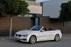 A BMW leleplezte az j 4 es Cabrio modellt ami az el dhz hasonlan ismt egy tlen nyron hasznlhat kup kabri Egyni dizjnja mellett az aut fejlett mszaki megoldsok egsz sorval tr el a BMW 3 as sorozattl