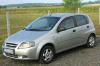 Az aut 2005 s vjrat Chevrolet Kalos tpus ezst szn rendszma JZX 838 Htul az ablakai stttettek gyri alufelnivel s Hella kdlmpval felszerelt Az aut jobb oldaln srls nyoma lthat