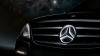 Noha egy presztzsmrka szmra a tartpillreket a technika s a mlt alapozza meg szinte elengedhetetlen hogy apr gesztusokkal vonz finomsgokkal mlyljn az aut s a vsrl viszonya A Mercedes Benz ezttal a flreismerhetetlen hromg csillagot emeli ki mg jobban mghozz hangulatos httrvilgts hozzadsval